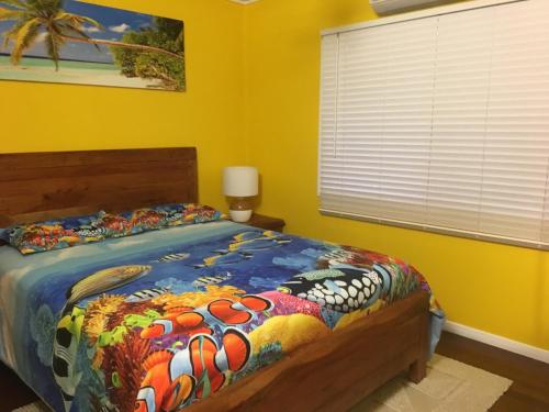 Ένα ή περισσότερα κρεβάτια σε δωμάτιο στο Golden Sands Beach House