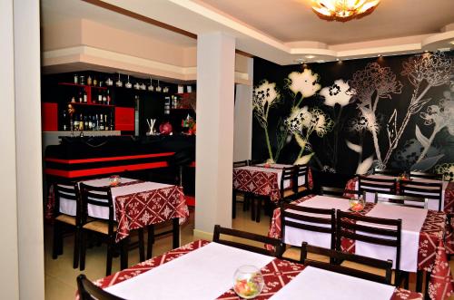 阿巴納西的住宿－Family Hotel Maraya，一间带2张桌子的餐厅和一间酒吧