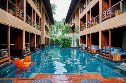 ein Schwimmbad in der Mitte eines Gebäudes in der Unterkunft Avatar Railay in Railay Beach