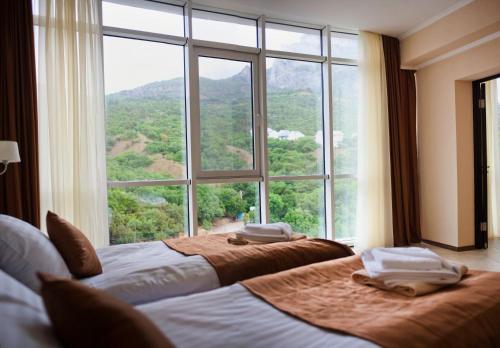 2 camas en una habitación con ventana grande en Hotel Complex Bukhta Mechty, en Laspi