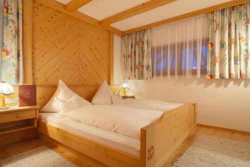 Ένα ή περισσότερα κρεβάτια σε δωμάτιο στο Gasthof Valluga