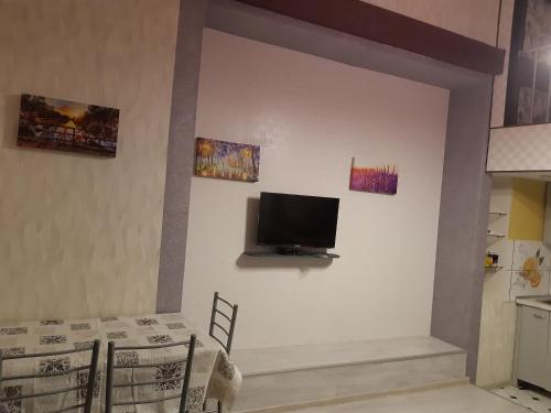 ein Wohnzimmer mit einem TV an der Wand in der Unterkunft Квартира студія подобово 3 in Lwiw