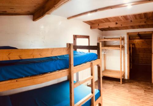 Krevet ili kreveti na kat u jedinici u objektu Hostel albergue Paradiso