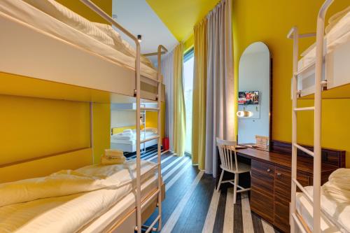 Una cama o camas en una habitación de MEININGER Hotel Bruxelles Gare du Midi