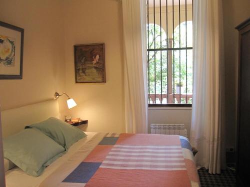 a bedroom with a bed and a window at Casa rural estilo Vintage in Santa Brígida