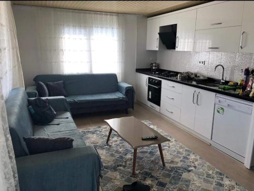 - un salon avec un canapé et une table dans l'établissement Demir Apart-Otel, à Kaş