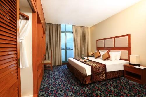 Postel nebo postele na pokoji v ubytování Ramana Saigon Hotel