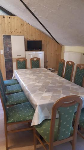 a dining room with a table and chairs at Gödelsteinhof in Contwig