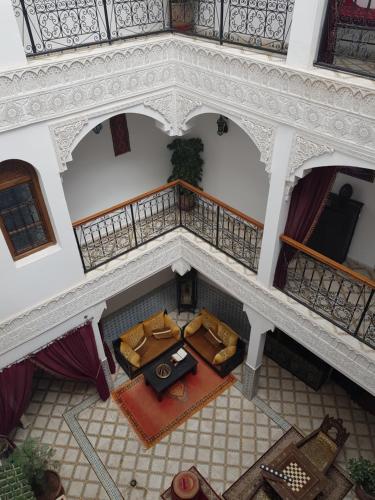 einen Blick über ein Wohnzimmer in einem Gebäude in der Unterkunft Riad Mouna in Marrakesch