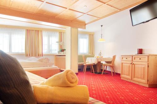 Ein Bett oder Betten in einem Zimmer der Unterkunft Gasthof Valluga