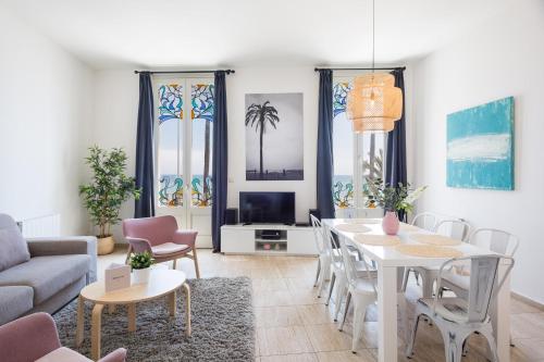 sala de estar con mesa y sofá en Sitges Group Ocean en Sitges