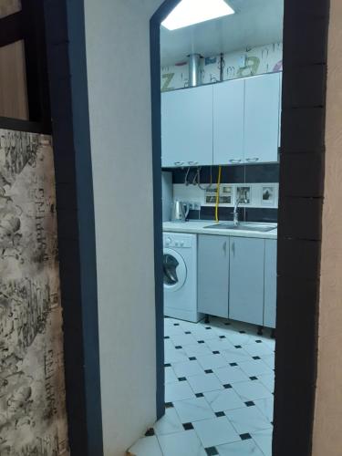 una cucina con lavandino e lavatrice di Квартира студія подобово 1 a Lviv