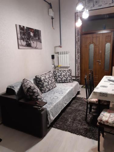 un soggiorno con divano e tavolo di Квартира студія подобово 1 a Lviv