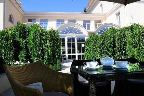 a table and chairs on a patio in front of a building at Palace Del Mar in Odesa
