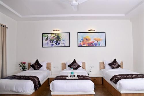 Un pat sau paturi într-o cameră la Hotel Grand Ecotel, Aurangabad