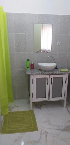 y baño con lavabo y espejo. en MAISON D’HÔTE LES TORTUES -, en Alhucemas