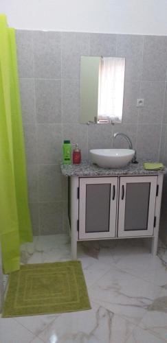 胡塞馬的住宿－MAISON D’HÔTE LES TORTUES -，一间带水槽和镜子的浴室