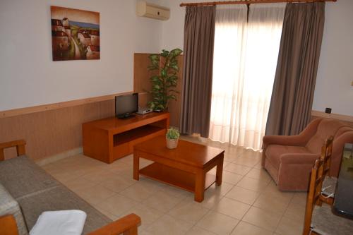 A seating area at Apartamento - 2 a 4 Pessoas- Piscina