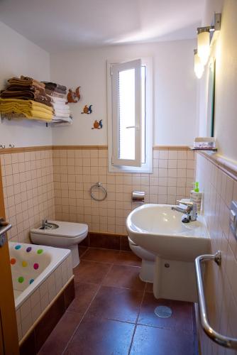 a bathroom with a sink and a toilet and a tub at Casa Idilica Apartment in Corralejo