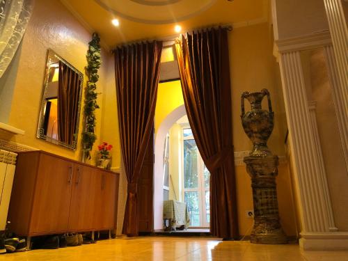 pokój z wazą w rogu pokoju w obiekcie Villa Winery w mieście Cricova