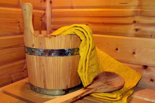 a wooden cup with a towel and a wooden spoon at "Schiffszimmermannshaus" by Ferienhaus Strandgut in Born