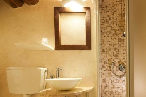 a bathroom with a toilet and a mirror on the wall at B&B Le Stanze del Duomo in Florence