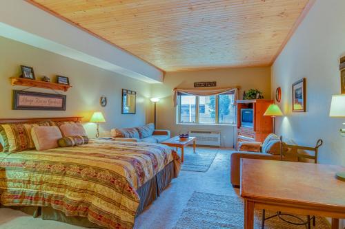 a bedroom with a bed and a couch at Gateway Studio Getaway in Keystone