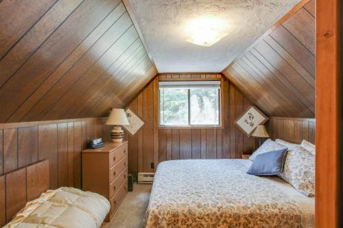 Ліжко або ліжка в номері Huckleberry Riverfront Cabin