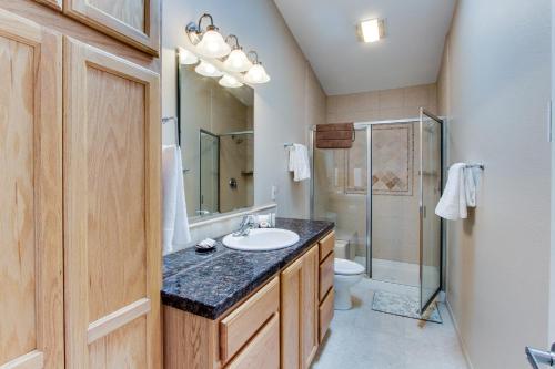 a bathroom with a sink and a shower at Casa de Margarita in Newport