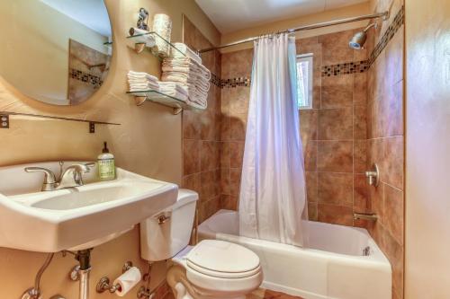 Un baño con lavabo, inodoro y ducha. en Creekside Juanita's Place, en Moab