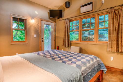 Ένα ή περισσότερα κρεβάτια σε δωμάτιο στο Creekside Cowa-Bungalow!