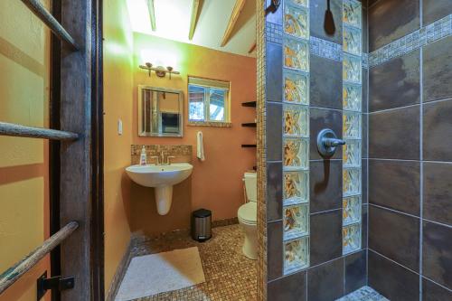 Un baño con lavabo, inodoro y ducha. en Creekside 61 East, en Moab