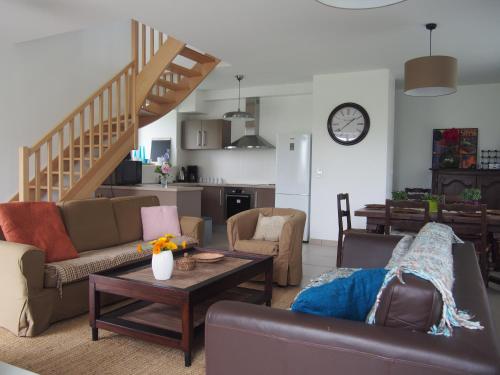 un salon avec deux canapés et une table dans l'établissement Maison Tombelaine, à Vains