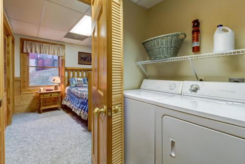 um quarto com um quarto com uma cama e uma casa de banho em A Point of View em Little Cove