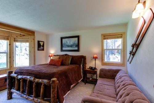 Llit o llits en una habitació de Strawberry Log Cabin Retreat