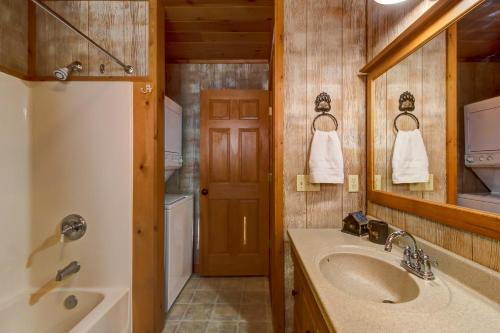 Salle de bains dans l'établissement Two Bears Cabin