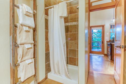 モアブにあるCreekside Guest Cottageのバスルーム(シャワー、シャワーカーテン付)