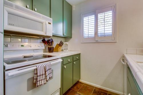 una cocina con armarios verdes y electrodomésticos blancos en La Vista Blanc 39, en Mammoth Lakes