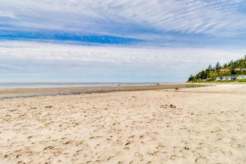 Happy Camp Beachfront Cabin – Photos 3