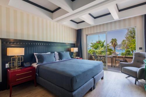 Giường trong phòng chung tại Hotel Marina Bay Göcek