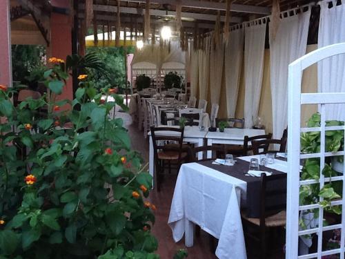A restaurant or other place to eat at Sa Jaga Brujada Residence - Simar Vacanze