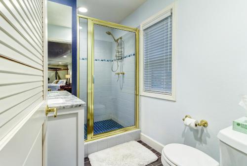 A bathroom at Bayside Cottage