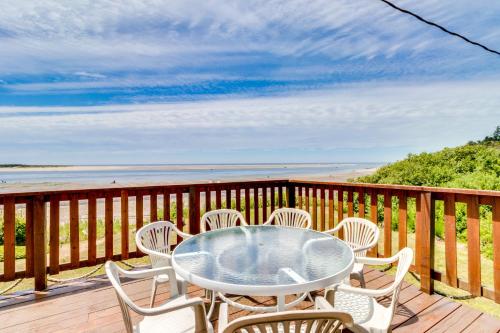 Happy Camp Beachfront Cabin – Photos 2