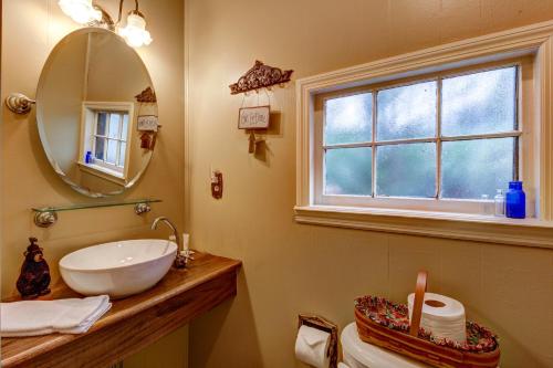 ein Badezimmer mit einem Waschbecken, einem Spiegel und einem WC in der Unterkunft Alpine Escape in Sautee Nacoochee