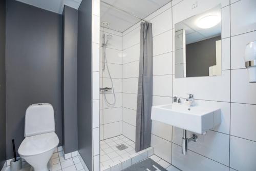 a bathroom with a toilet and a sink and a shower at OnlySleep Trafikcenter in Slagelse