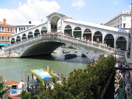 a bridge with a bunch of people on it at Hotel Rialto in Venice