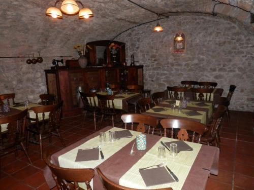 a restaurant with tables and chairs in a room at Locanda del Vecchio Maglio in Terni