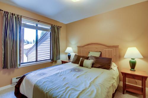 1 dormitorio con cama y ventana grande en Aspen Village #103, en McCall