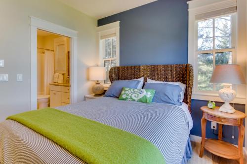 Un pat sau paturi într-o cameră la Orcas Beach Cottage