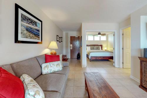 Ένα ή περισσότερα κρεβάτια σε δωμάτιο στο Hale Ono Loa 208